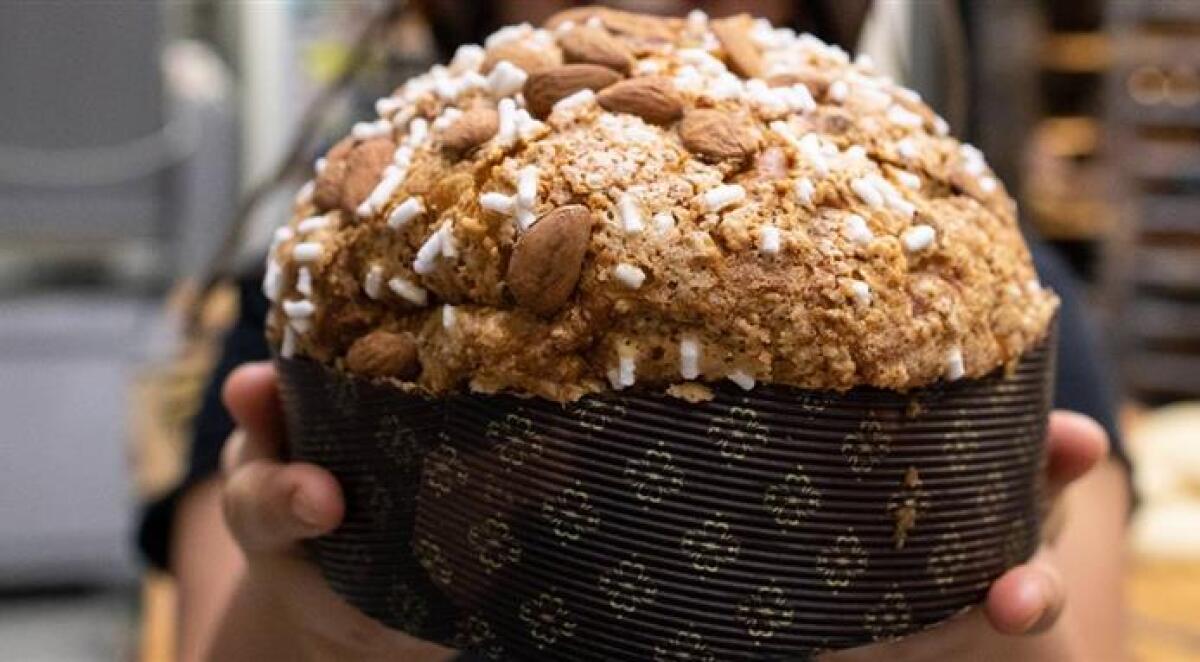 LECCE:  COMPRAVA PANETTONI NEI CENTRI COMMERCIALI, NE FACEVA UN RESTYLING PER POI RIVENDERLI COME ARTIGIANALI. - 