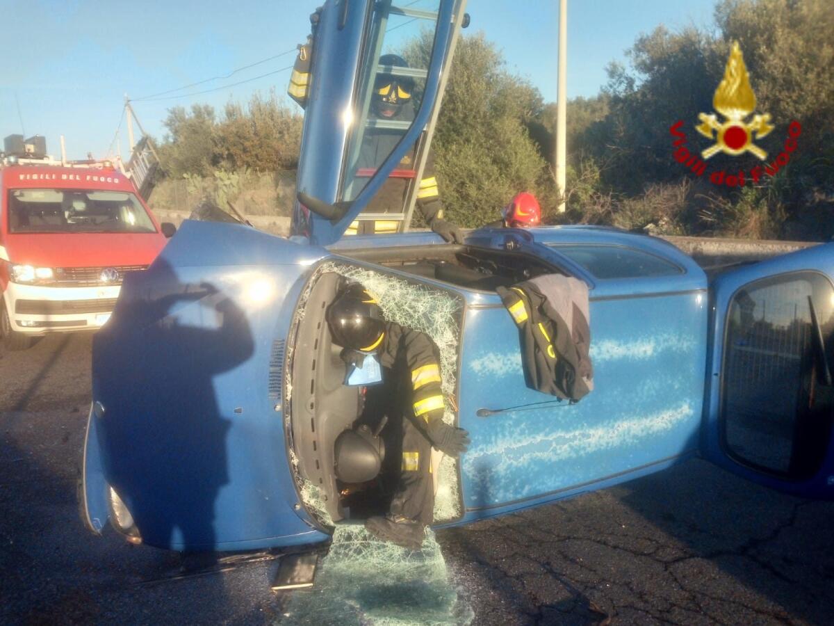 AUTO SI RIBALTA, DONNA RIMANE INCASTRATA: ESTRATTA DAI VIGILI DEL FUOCO - 