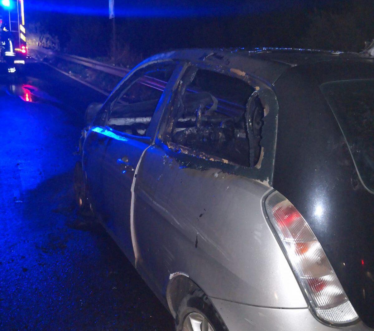 STRADA STATALE 284, AUTO IN FIAMME ALL’ALTEZZA DI BIANCAVILLA - 