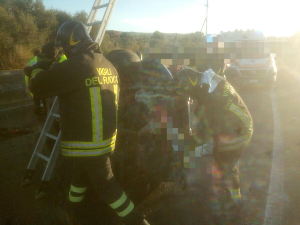 S.M.LICODIA: INCIDENTE STRADALE DONNA RIMANE INCASTRATA IN AUTO INTERVENTO DEI VVF - 