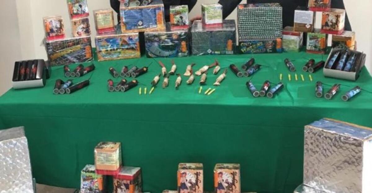 CATANIA,  SEQUESTRATI CIRCA 35 KG DI FUOCHI PIROTECNICI E CIRCA 13 KG DI “CIPOLLE”, PARTICOLARMENTE PERICOLOSI - 