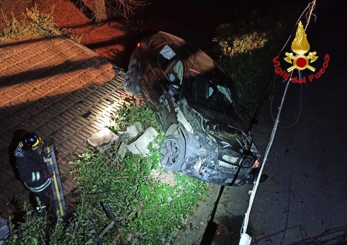 VARESE: ESCE DI STRADA E L'AUTO FINISCE SUL TETTO DI UNA CASA, SPETTACOLARE INCIDENTE - 