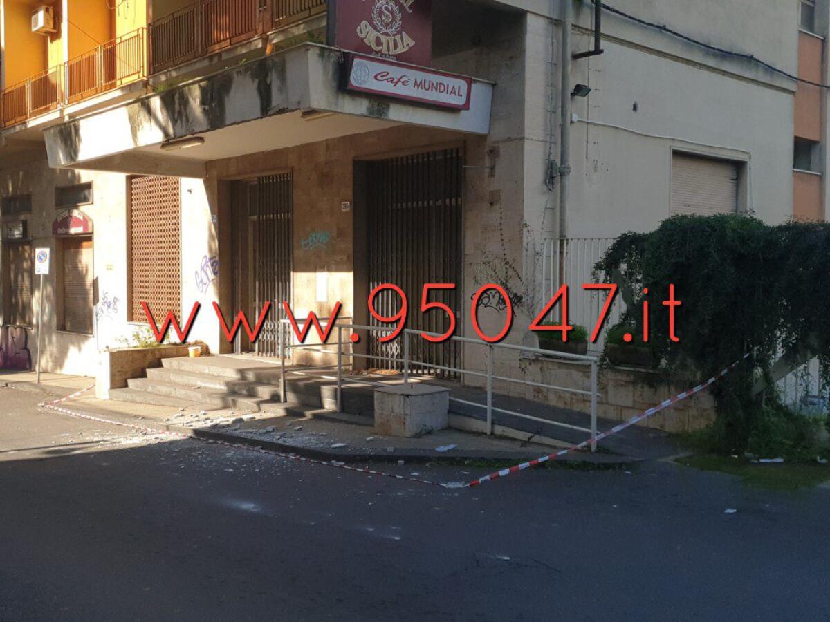 PATERNÒ: CADUTA CALCINACCI DALL' ALBERGO SICILIA - INTERVENTO DEI VVFF - 