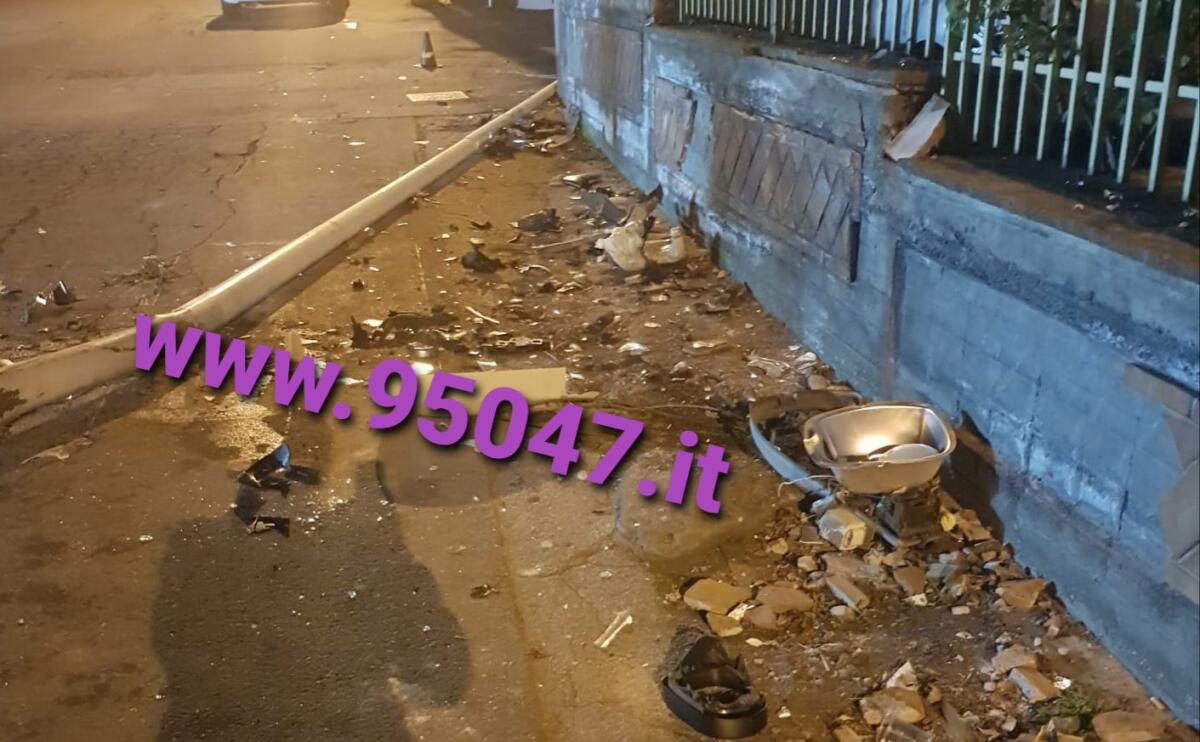 SANTA MARIA DI LICODIA: INCIDENTE,AUTO ABBATTE UN PALO DELLA LUCE - 