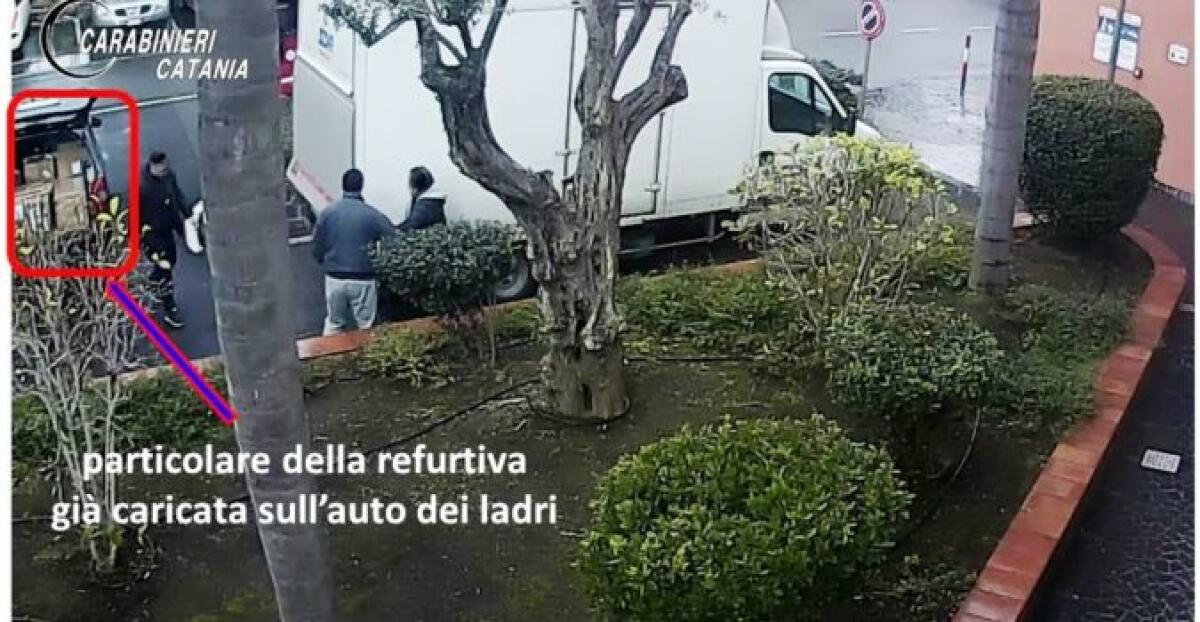 SAN GIOVANNI LA PUNTA: INSEGUITI E BLOCCATI CON UNA CARICO DI MERCE TRAFUGATA DA UN FURGONE, IN MANETTE TRE CATANESI - 