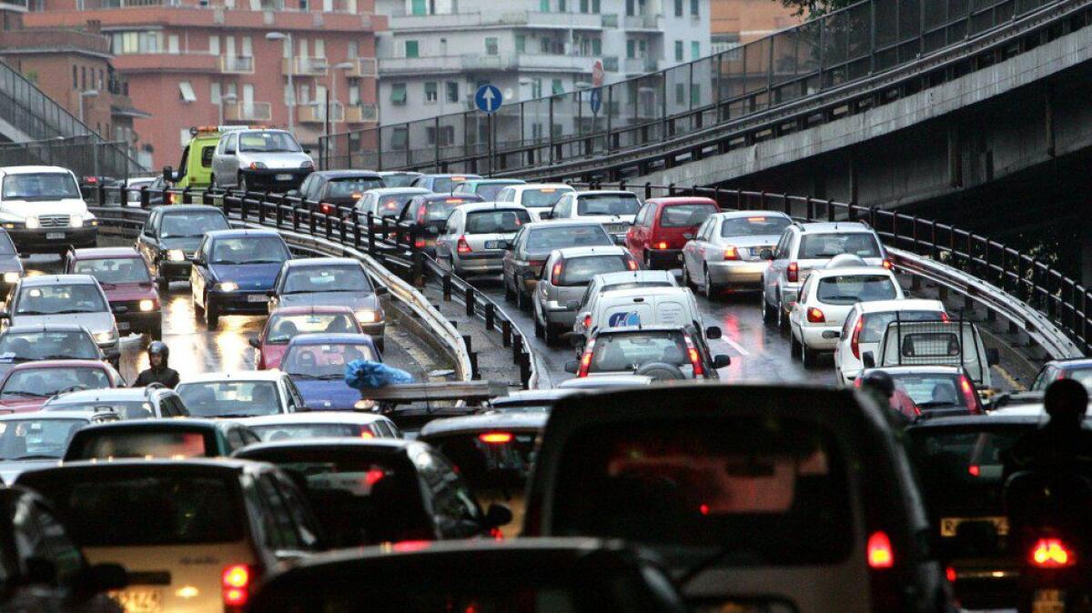 ABITUDINI AL VOLANTE: IL CATANESE TRASCORRE IN AUTO OGNI GIORNO 1 ORA E 28 MINUTI - 