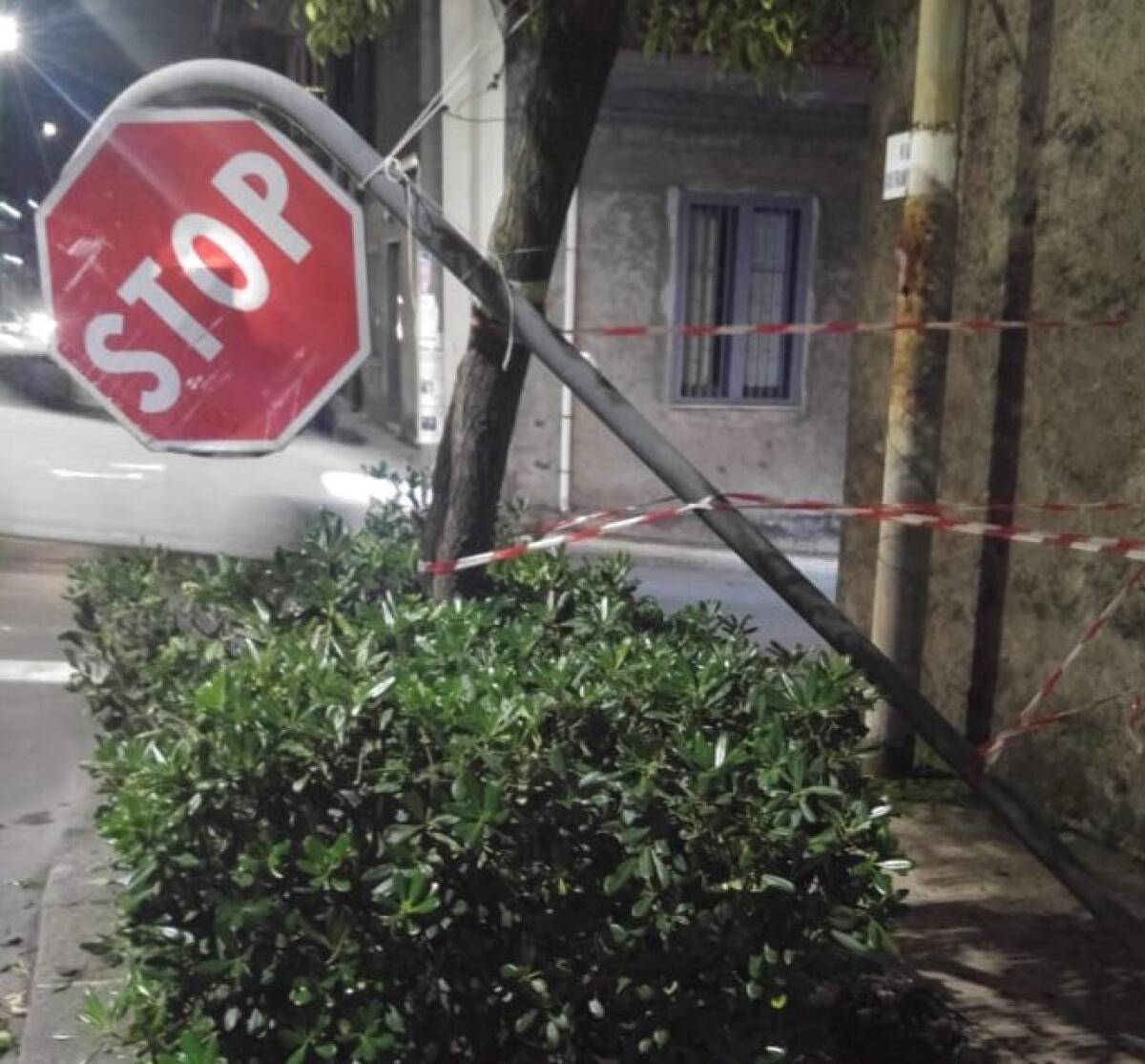 BELPASSO: AUTO SUL MARCIAPIEDI ABBATTE UN PALO DELLA SEGNALETICA - 