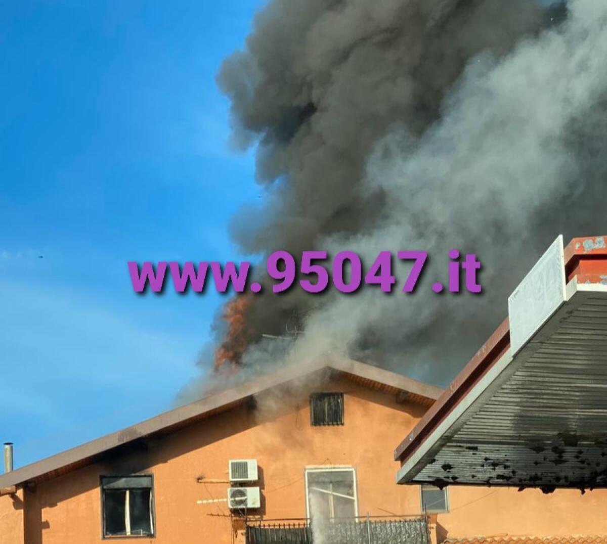 INCENDIO IN UN APPARTAMENTO A SIGONELLA, FERITI - VVFF SUL POSTO - 