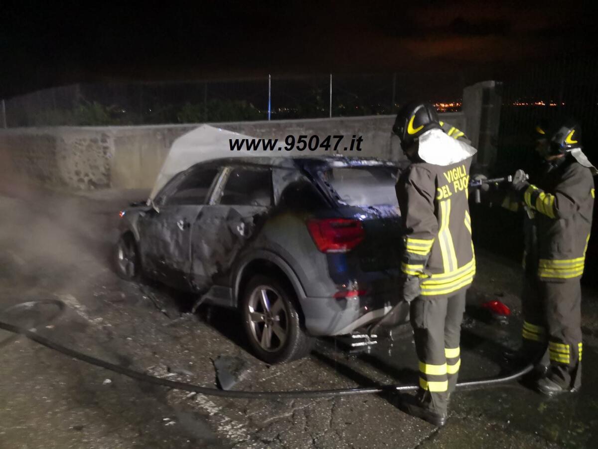 PATERNO': AUTO IN FIAMME A SAN MARCO - 