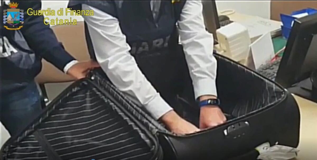 TRASPORTAVA KG. 2,200 DI SOSTANZA STUPEFACENTE DEL TIPO EROINA OCCULTATA NEL DOPPIOFONDO DEL BAGAGLIO. - 
