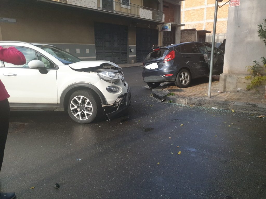 PATERNÒ: INCIDENTE TRA LA VIA CARSO E LA VIA ESTONIA, FERITI