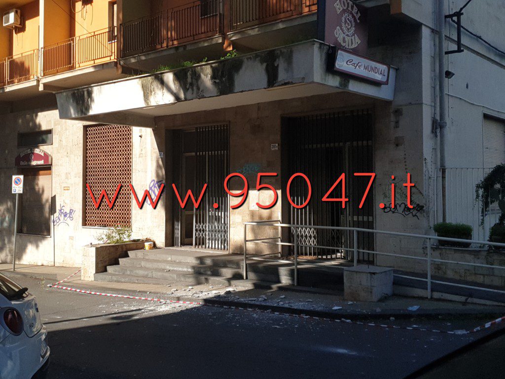 PATERNÒ: CADUTA CALCINACCI DALL' ALBERGO SICILIA - INTERVENTO DEI VVFF