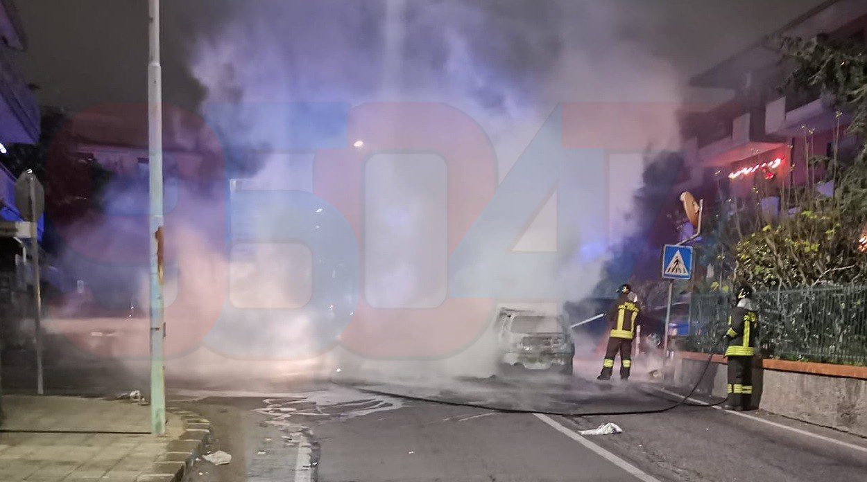 MASCALUCIA: AUTO IN FIAMME, INTERVENGONO I VIGILI DEL FUOCO
