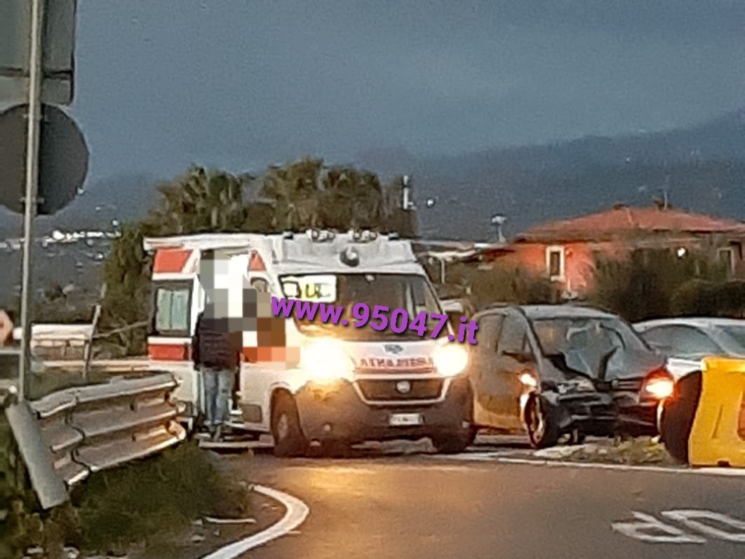 AUTO CONTRO SPARTITRAFFICO NELLO SVINCOLO PALAZZOLO, FERITI