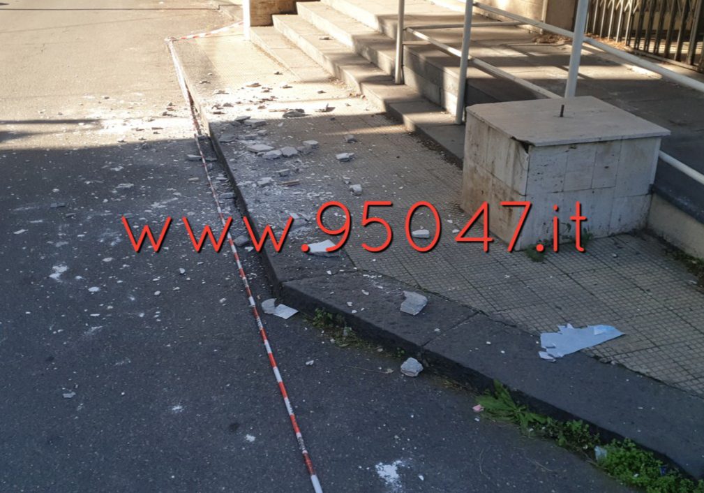 PATERNÒ: CADUTA CALCINACCI DALL' ALBERGO SICILIA - INTERVENTO DEI VVFF