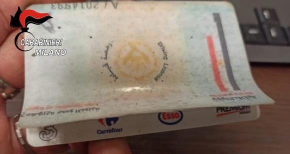 MILANO: INCOLLA LA PATENTE (FALSA) SULLA TESSERA PER LA RACCOLTA PUNTI DEL SUPERMERCATO: DENUNCIATO