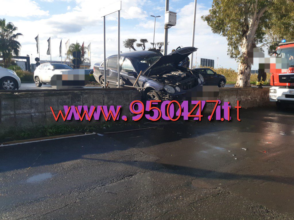 CATANIA: TAGLIA" LA ROTONDA, ABBATTE CARTELLI E FINISCE CONTRO MURETTO