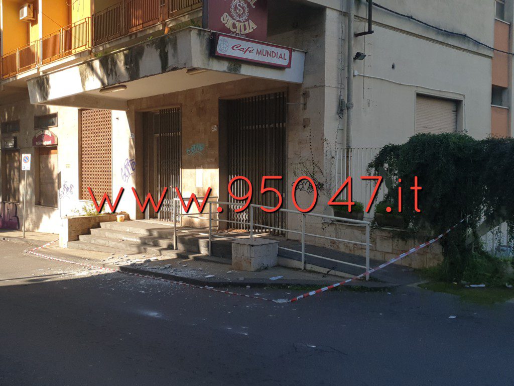 PATERNÒ: CADUTA CALCINACCI DALL' ALBERGO SICILIA - INTERVENTO DEI VVFF