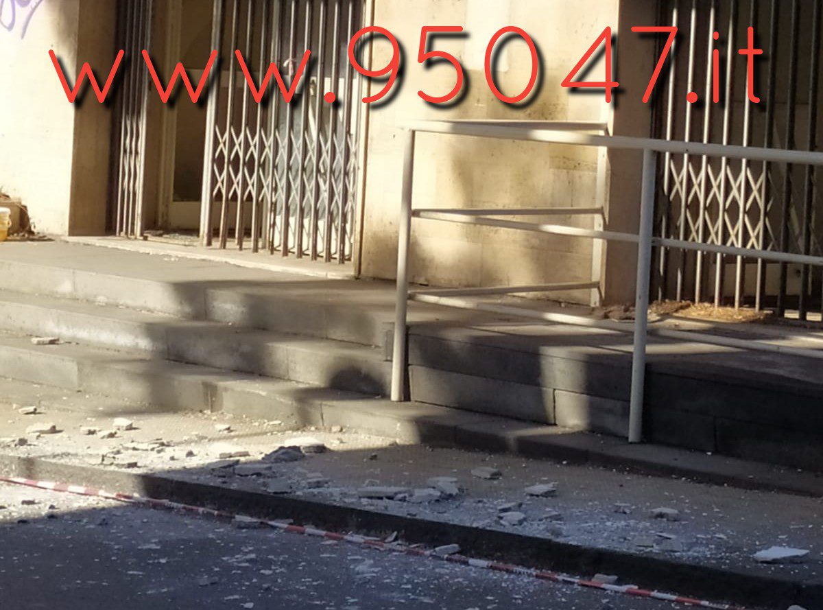 PATERNÒ: CADUTA CALCINACCI DALL' ALBERGO SICILIA - INTERVENTO DEI VVFF