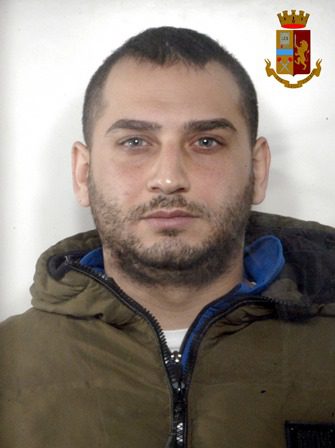 NASCONDE IN UN GARAGE UN FUCILE E LA DROGA: UN ARRESTO AD ADRANO