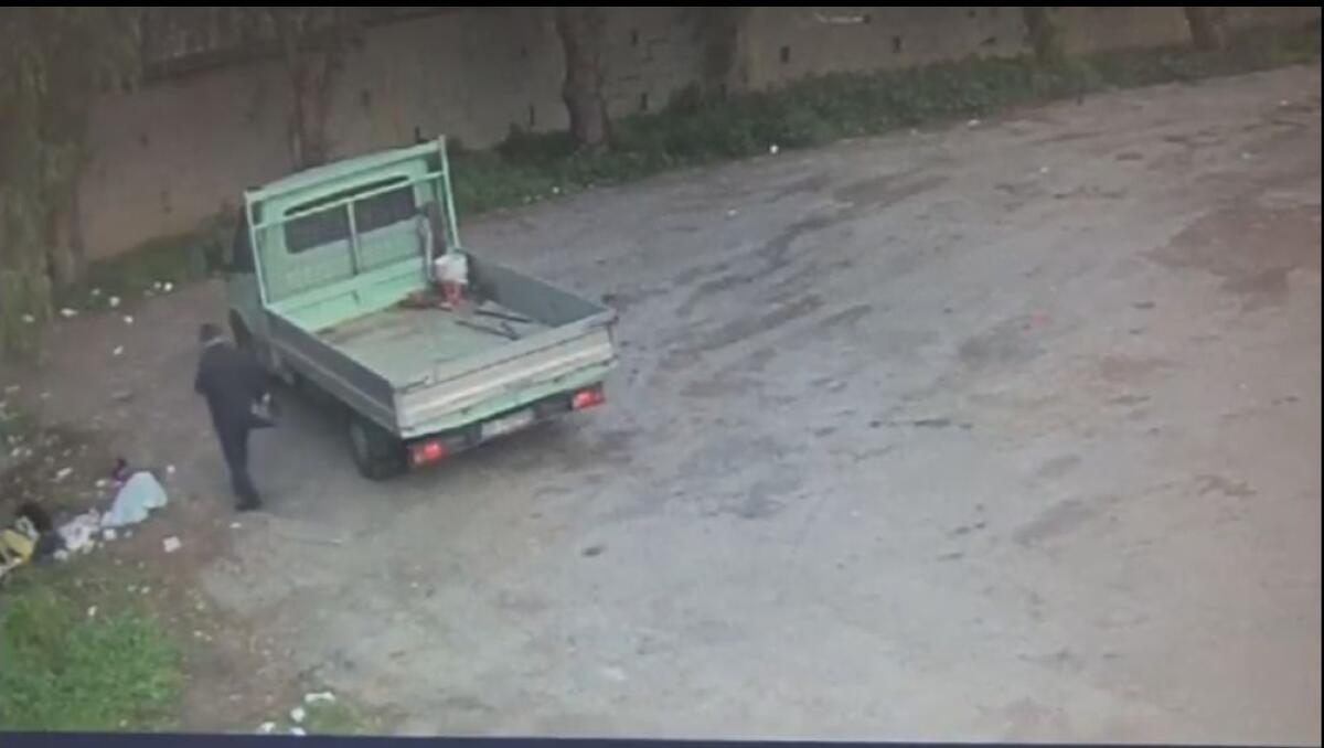 PATERNO’: BUTTANO I RIFIUTI PER STRADA, ASSESSORE PUBBLICA I VIDEO - 