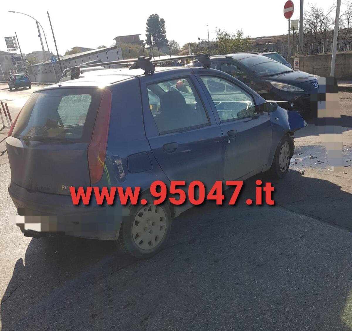 PATERNO': SCONTRO TRA DUE AUTO, FERITA UNA DONNA - 