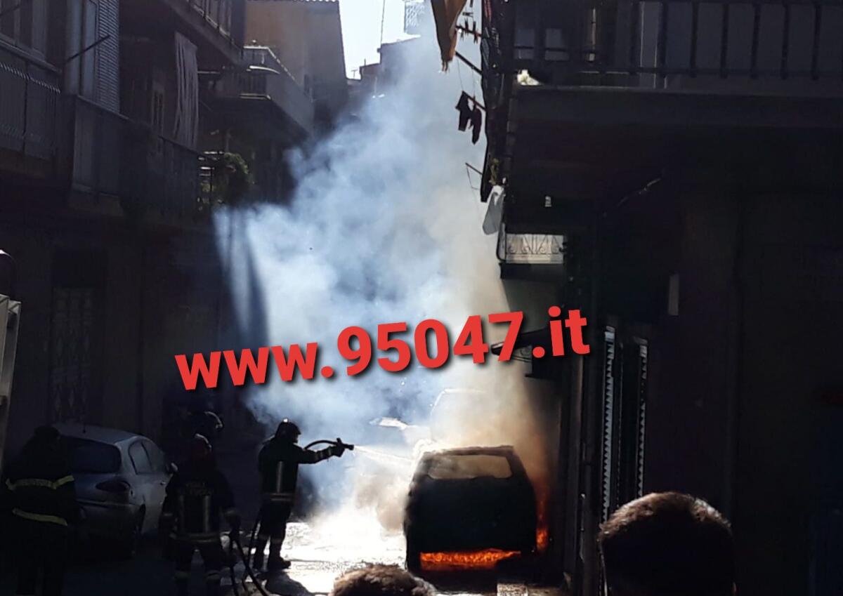PATERNÒ: AUTO IN FIAMME IN VIA NAPOLI - 