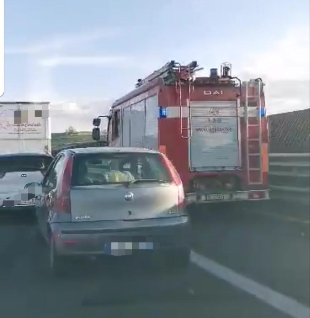 AUTO CONTROMANO SULLA SIRACUSA-CATANIA ALL'ALTEZZA DELLO SVINCOLO PER LENTINI,  FERITI - 