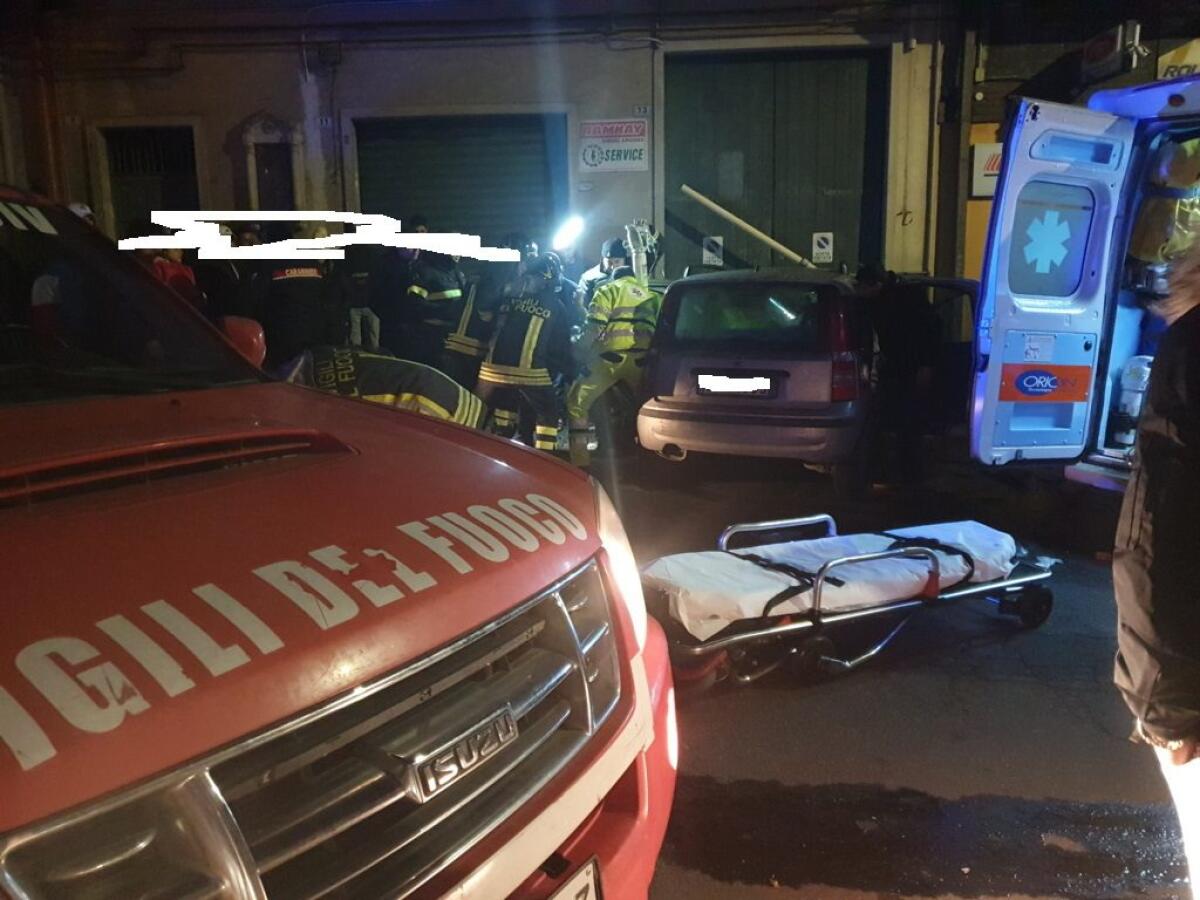 PATERNO': GRAVE INCIDENTE AUTONOMO IN VIA GIOVANNI VERGA NELLA NOTTE - 