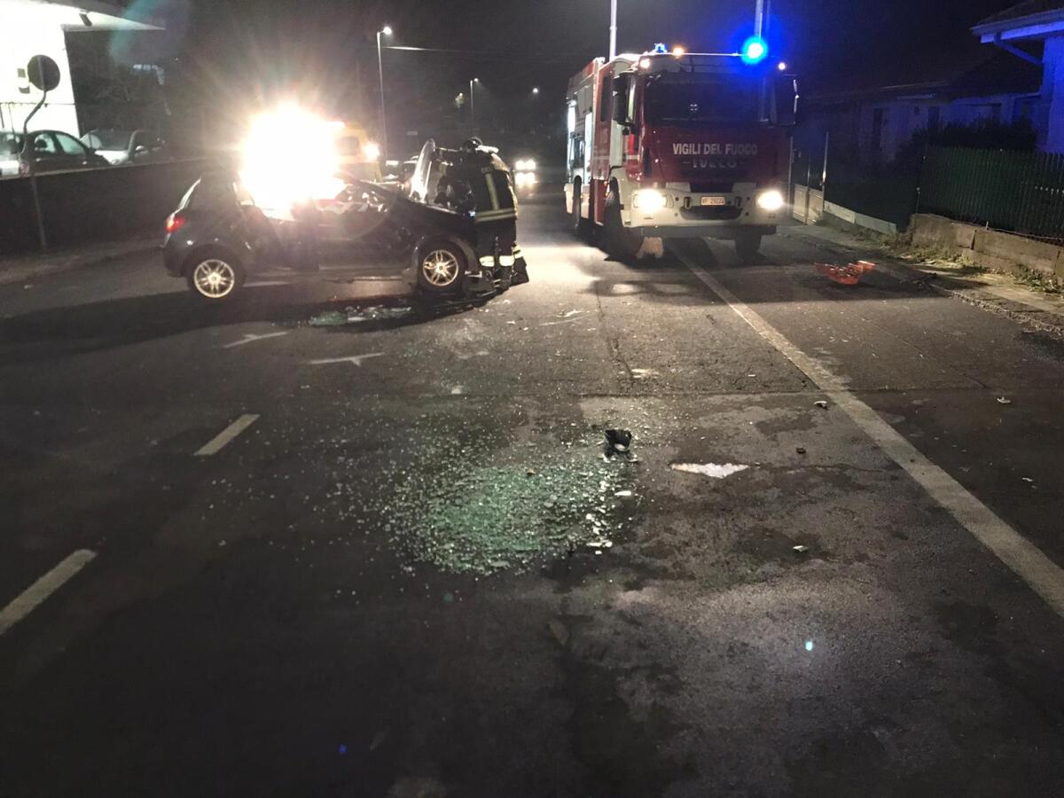 TRECASTAGNI: PERDE IL CONTROLLO DELL'AUTO E VA A SBATTERE CONTRO UN VEICOLO PARCHEGGIATO - 