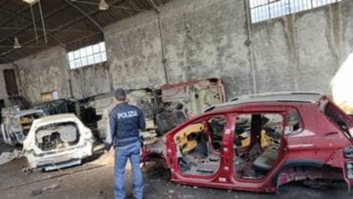 CATANIA: SCOPERTO DEPOSITO ABUSIVO CON CARCASSE DI AUTO RUBATE - 