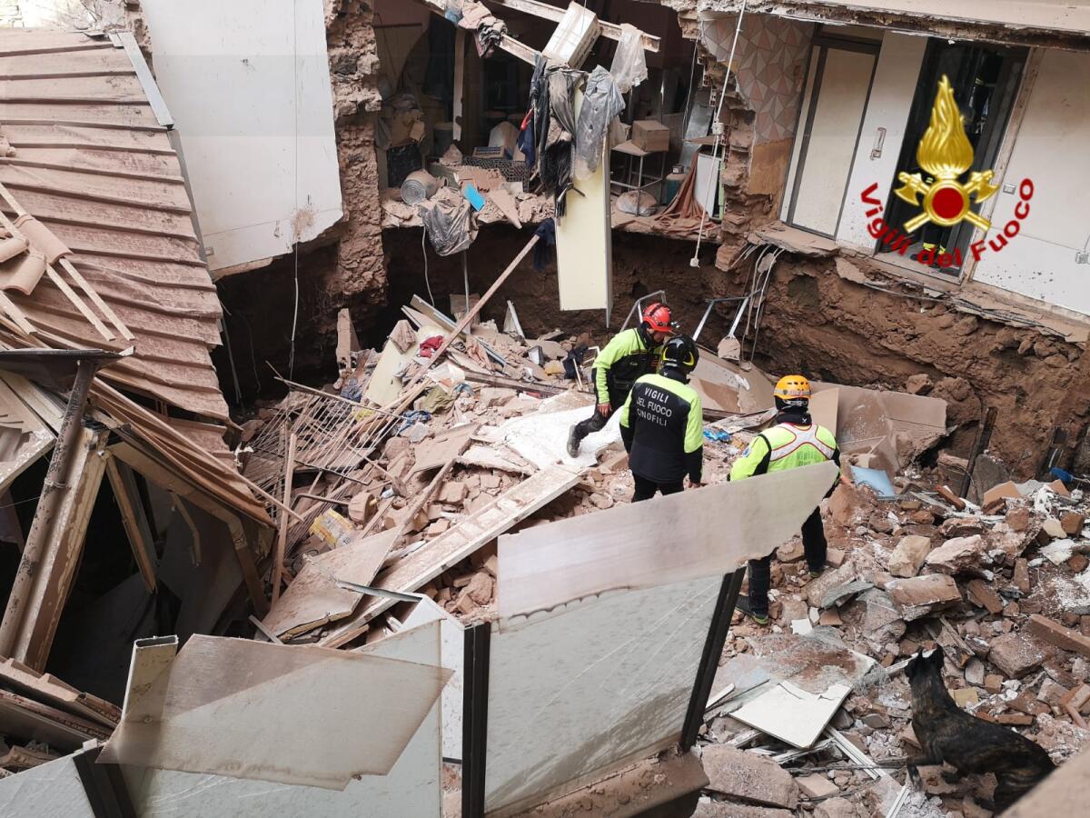 CROLLA PALAZZINA A CATANIA, SETTE FAMIGLIE EVACUATE: NESSUN FERITO - 