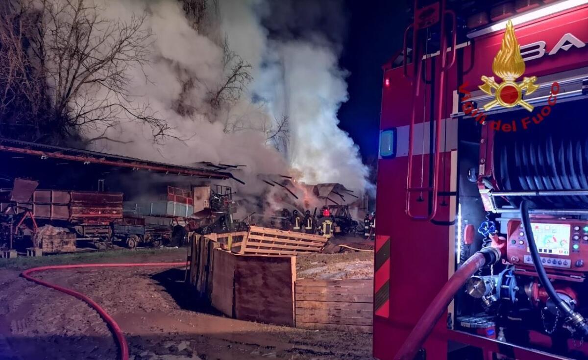 BOTTI DI CAPODANNO: TRE INCENDI A CATANIA, IN SICILIA 42 INTERVENTI DEI POMPIERI, UN MORTO AD ASCOLI - 