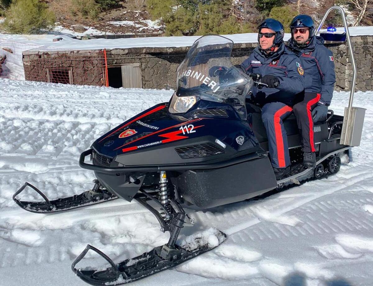 DUE RAGAZZI IN DIFFICOLTÀ SULL'ETNA SOCCORSI DA MOTOSLITTA DELL'ARMA - 