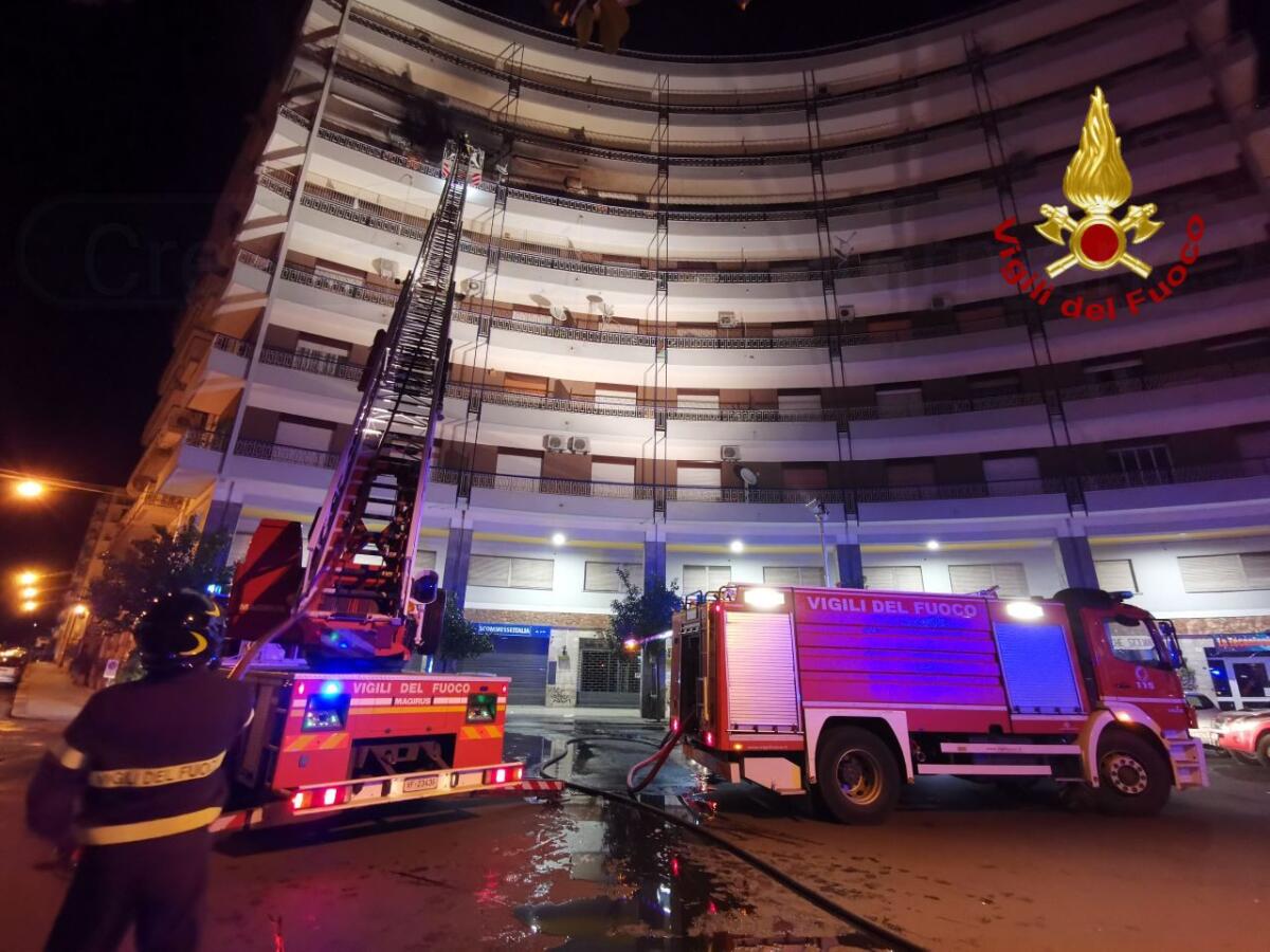 ACIREALE, INCENDIO IN UN APPARTAMENTO: UNA DONNA INTOSSICATA - 