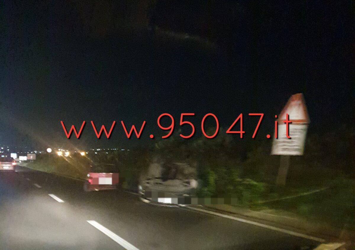 ENNESIMO INCIDENTE SULLA SS121, AUTO SI RIBALTA - 
