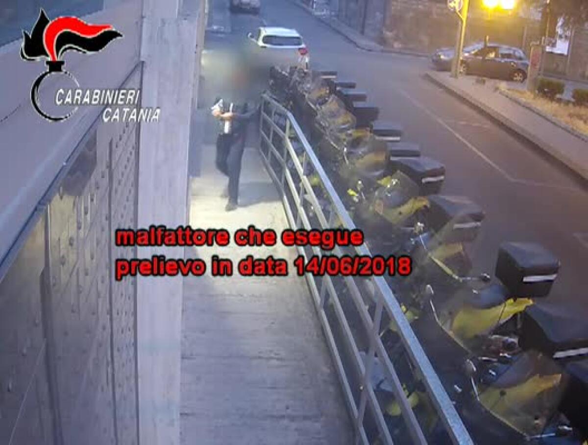 GIARRE: RUBAVA LE CARTE DI CREDITO AGLI ANZIANI E ANDAVA A PRELEVARE - 