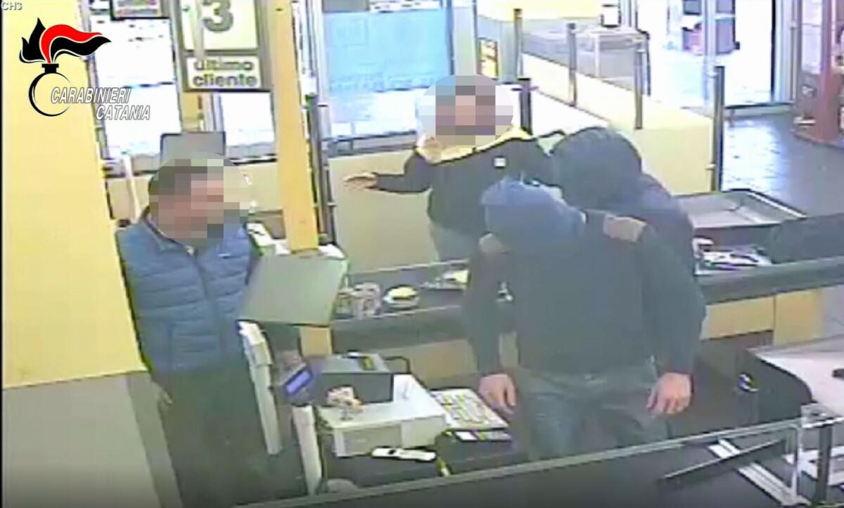 PATERNO': ARRESTATI DUE RAPINATORI SERIALI MENTRE STAVANO PER ASSALTARE UNA FARMACIA - 