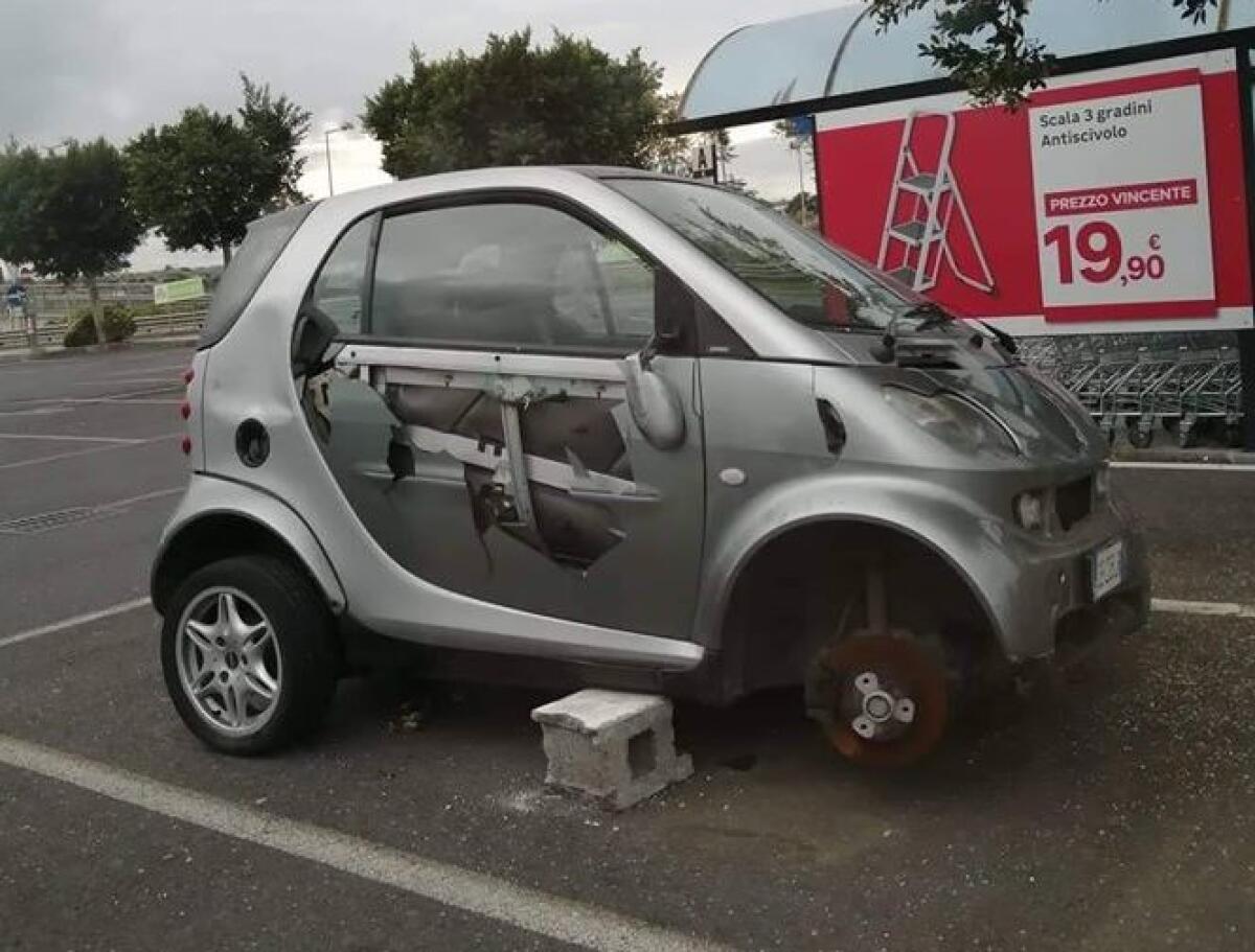 LADRI DI GOMME ANCORA IN AZIONE, AUTO VANDALIZZATA AL CENTRO COMMERCIALE - 