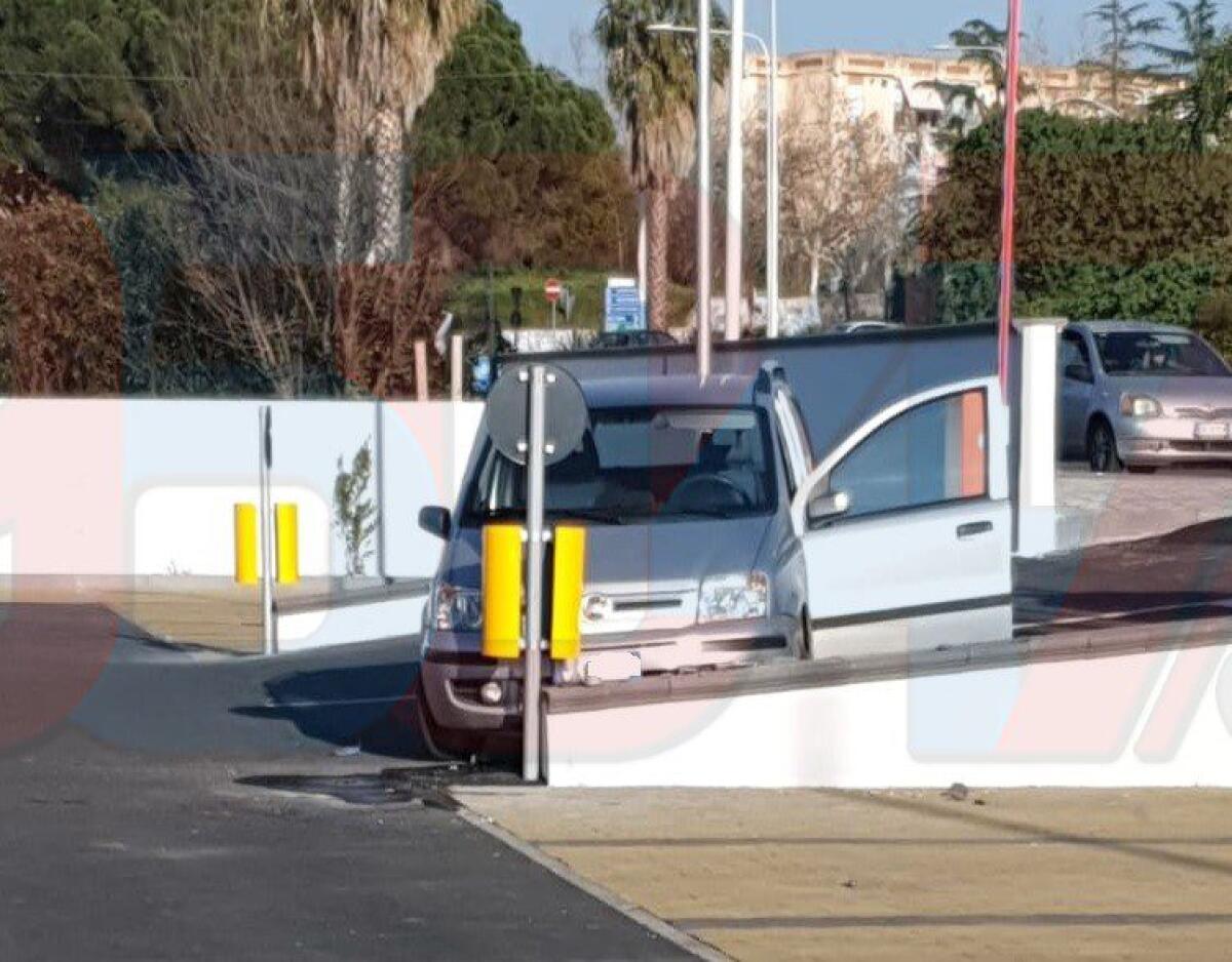 PATERNO': TAMPONAMENTO IN VIA NAZARIO SAURO - 