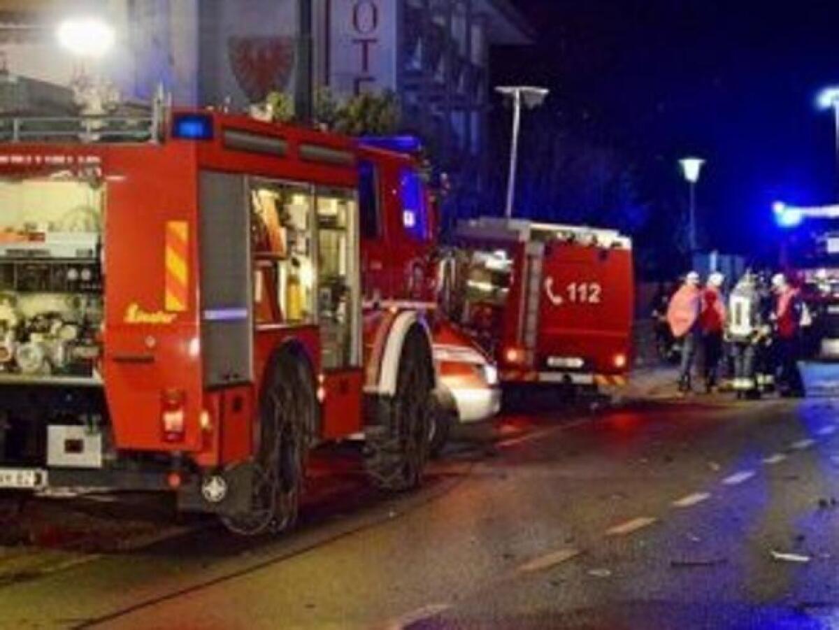ALTO ADIGE AUTO TRAVOLGE PEDONI NELLA NOTTE, 6 MORTI E 11 FERITI - 