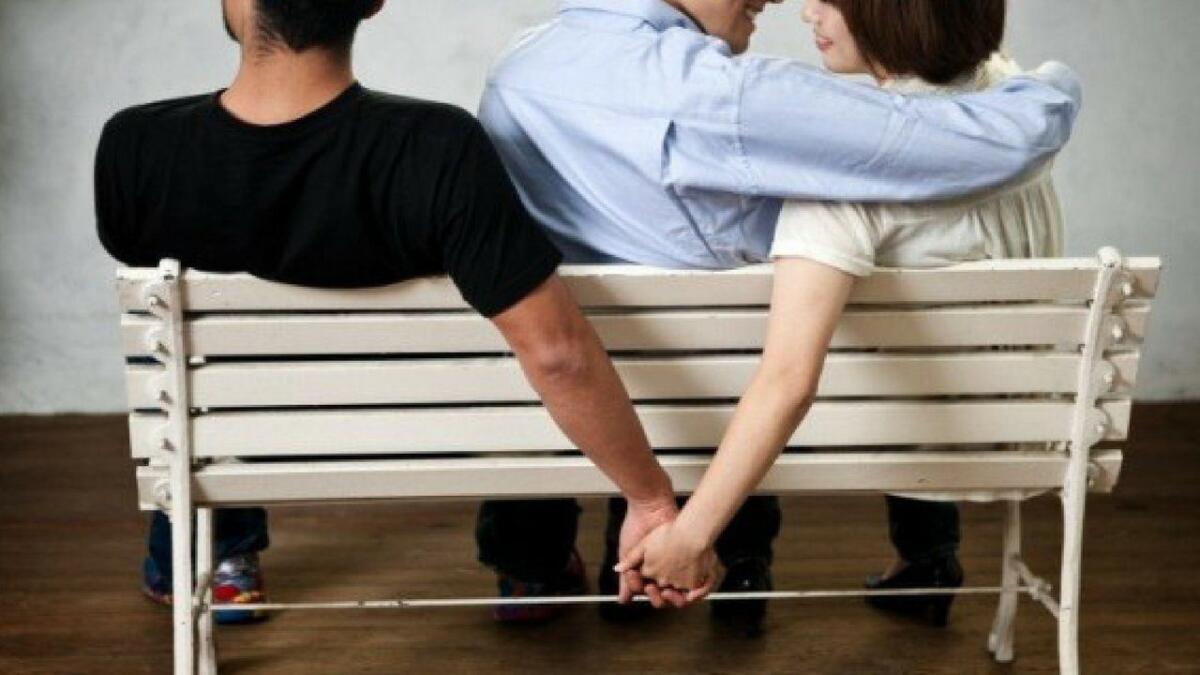 VICENZA: TRADISCE LA MOGLIE E L'AMANTE CON LA GIOVANE COLF: LORO LO SCOPRONO E LO PICCHIANO - 