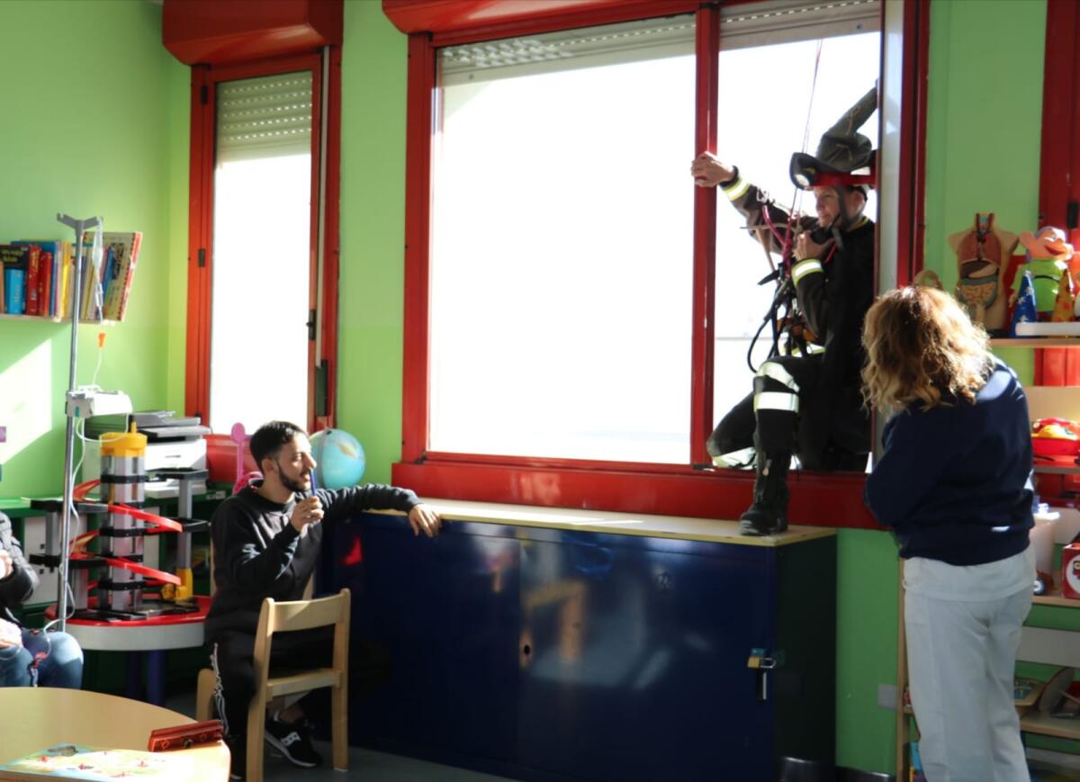 LA BEFANA ARRIVA DALLA FINESTRA, DONI AI PICCOLI PAZIENTI DEL CANNIZZARO - 