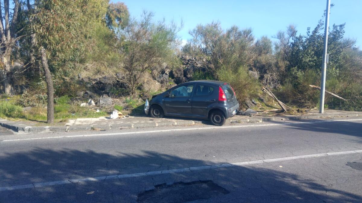 AUTO FUORI STRADA SULLA SP3III, FERITA DONNA - 