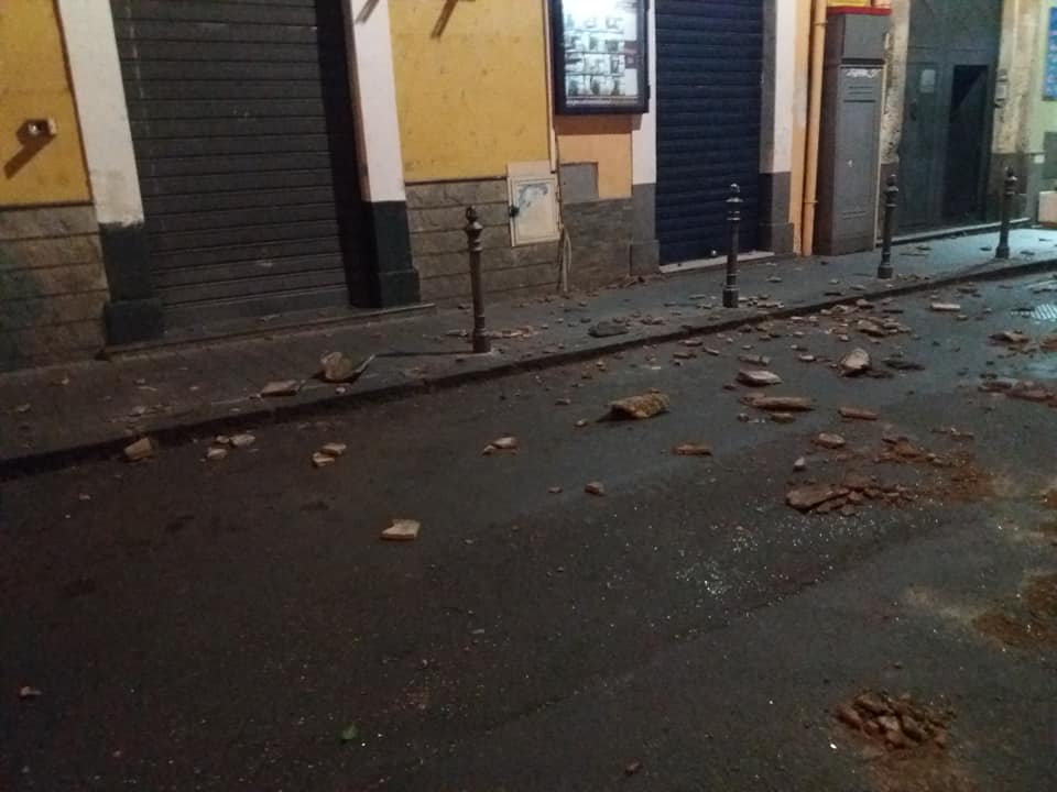 PATERNO': RAFFICHE DI VENTO, VOLA IL TETTO DI UN PALAZZO, SI CONTANO GIÀ I DANNI