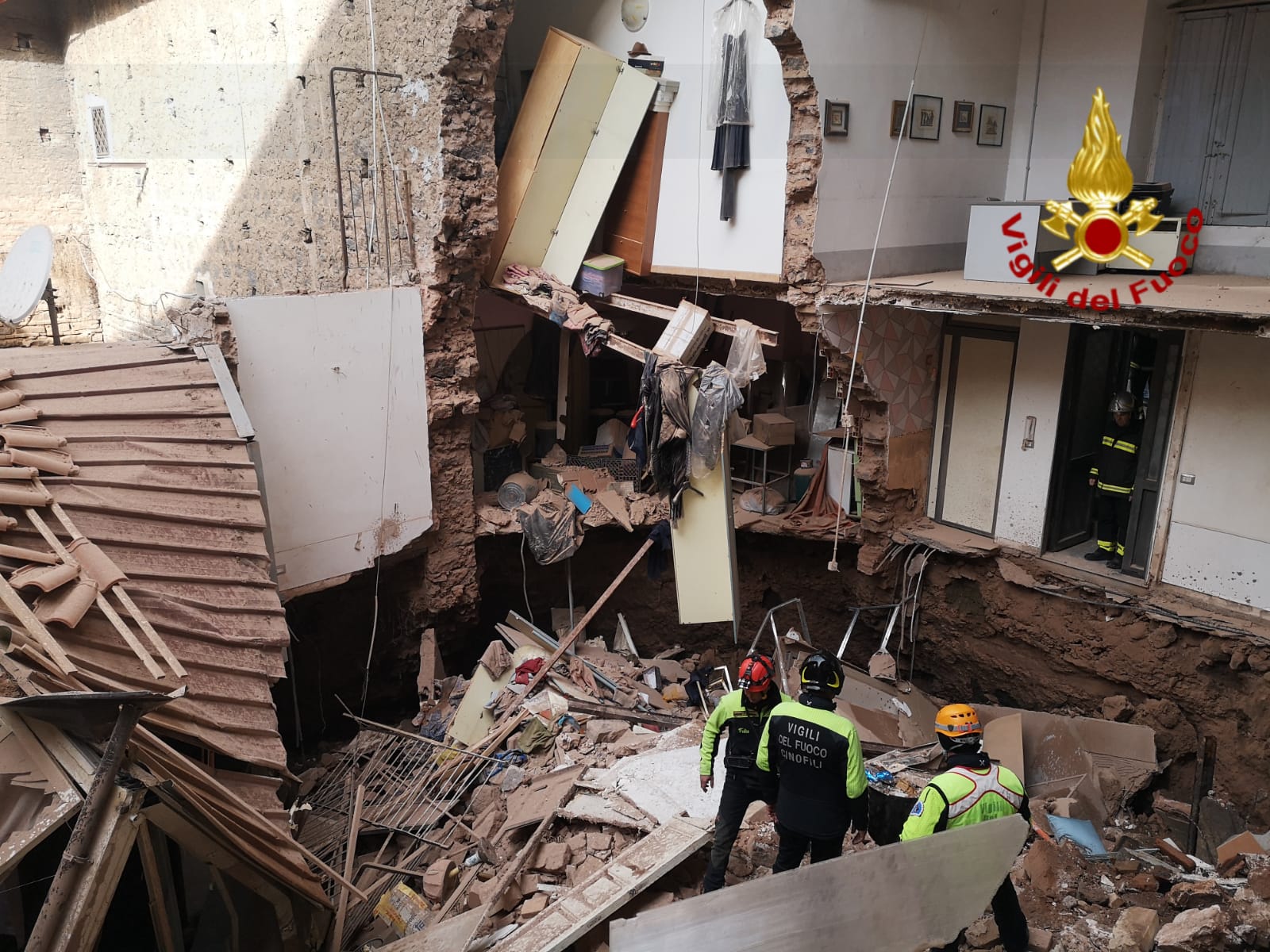 CROLLA PALAZZINA A CATANIA, SETTE FAMIGLIE EVACUATE: NESSUN FERITO