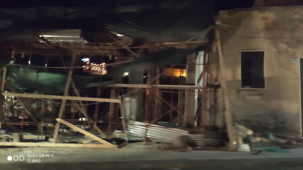 PATERNO': VENTO FORTE, ALBERI SRADICATI, AUTO DANNEGGIATE E TETTI SCOPERCHIATI