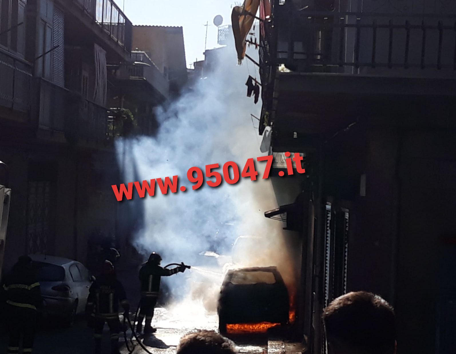 PATERNÒ: AUTO IN FIAMME IN VIA NAPOLI