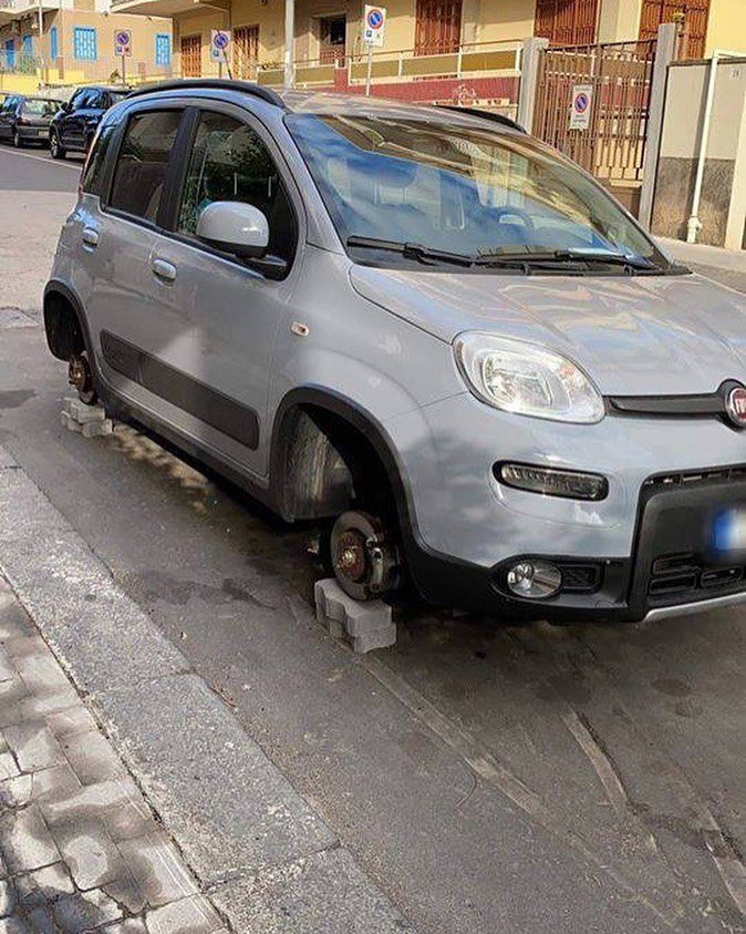 LADRI DI GOMME ANCORA IN AZIONE, AUTO VANDALIZZATA AL CENTRO COMMERCIALE