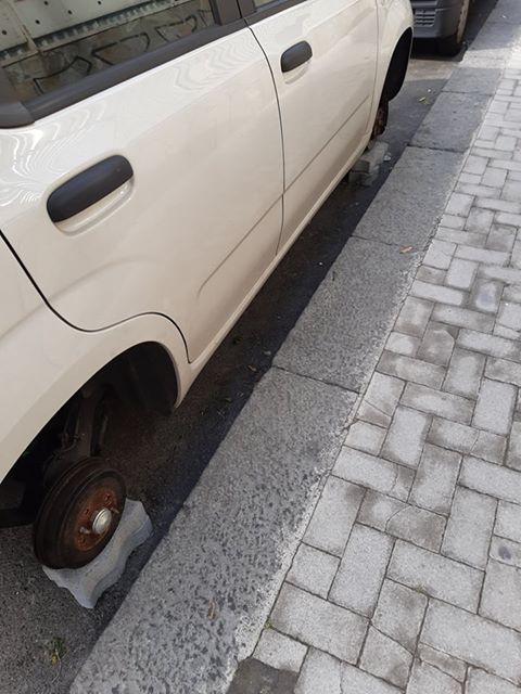 LADRI DI GOMME ANCORA IN AZIONE, AUTO VANDALIZZATA AL CENTRO COMMERCIALE